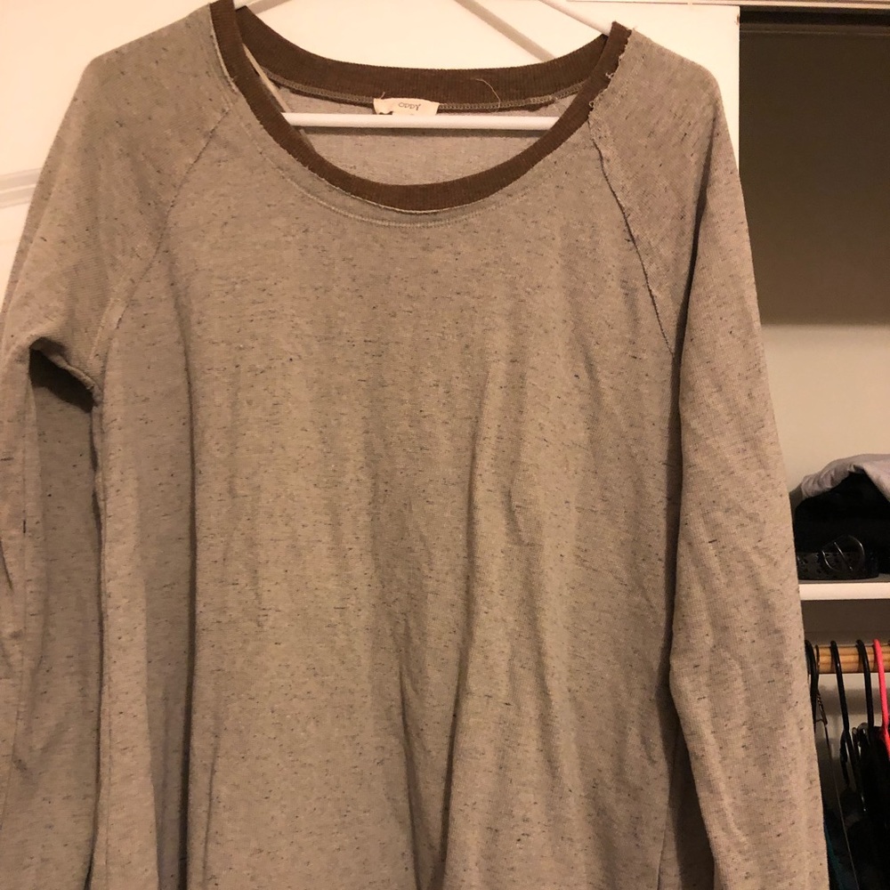 Long sleeve light weight sweater.